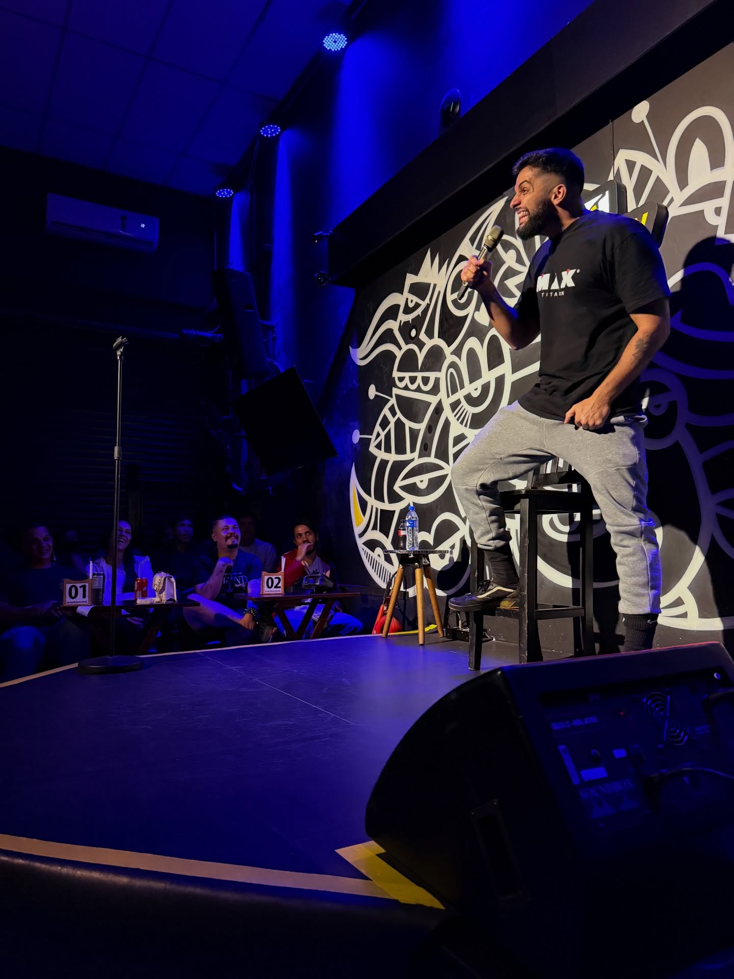 Igor sentado no banco do palco