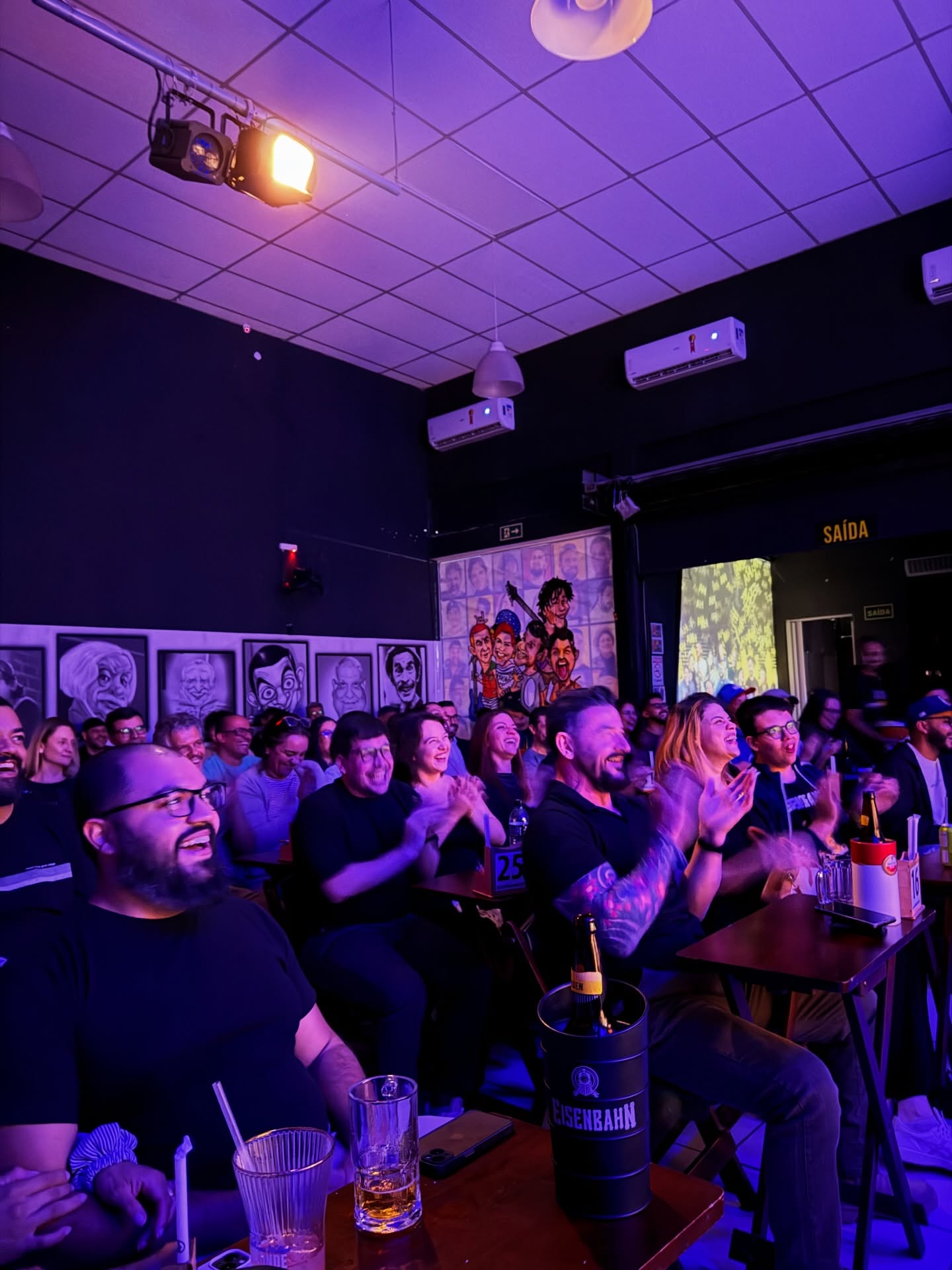 Plateia rindo no show