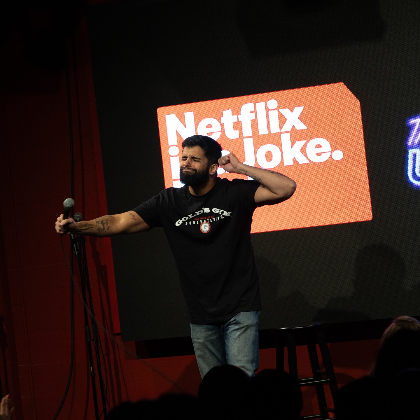Igor Fina no palco com microfone